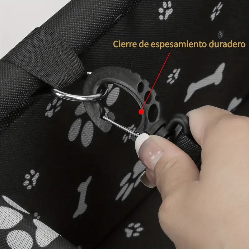 Asiento de carro para mascotas con huellitas