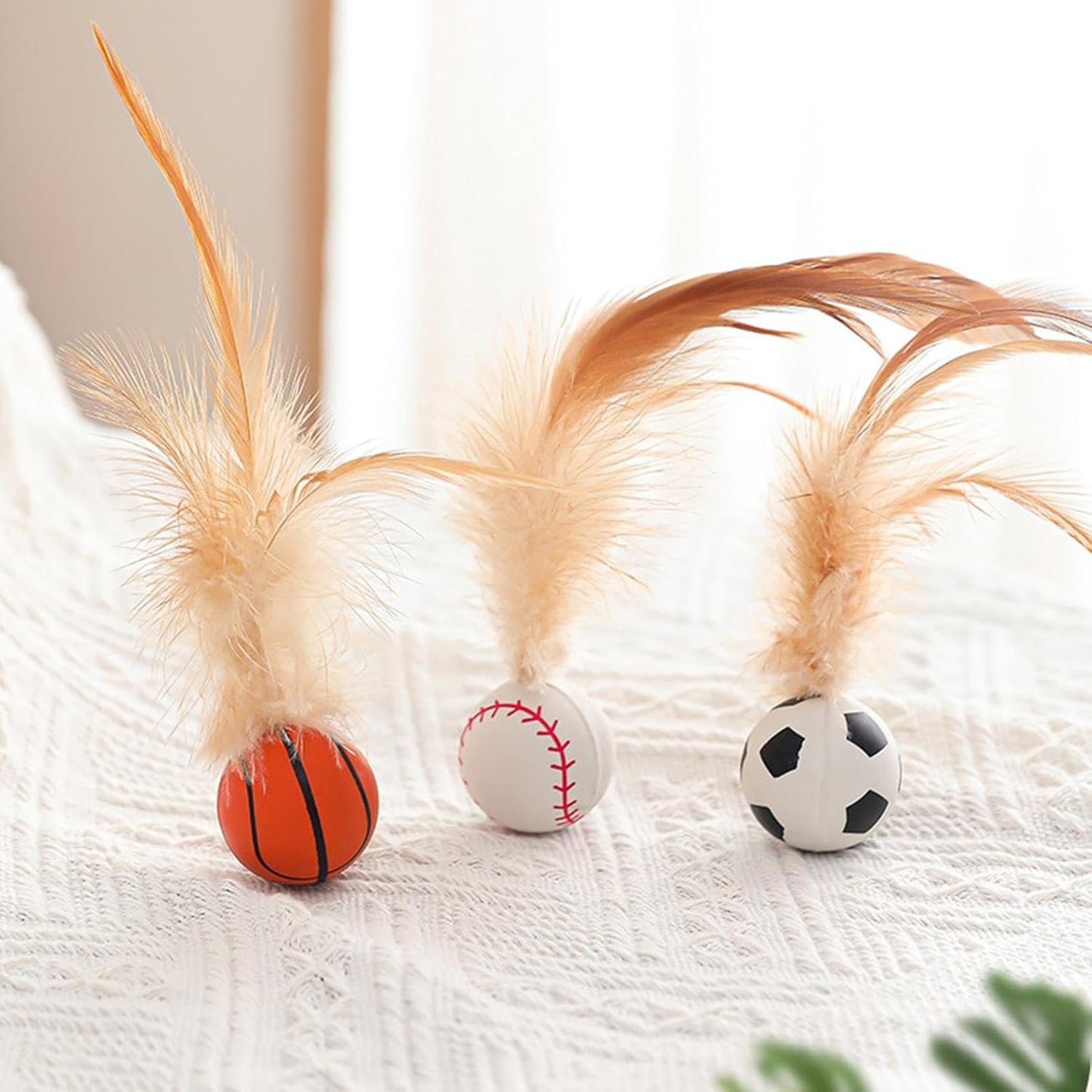 Juguete pelota de goma con pluma (Modelo variados)