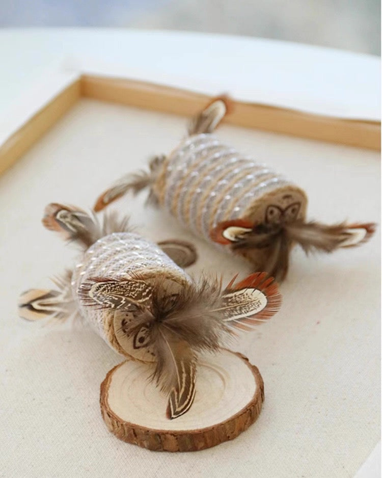 Juguete para gatos de rollito de sisal con plumas 15cm