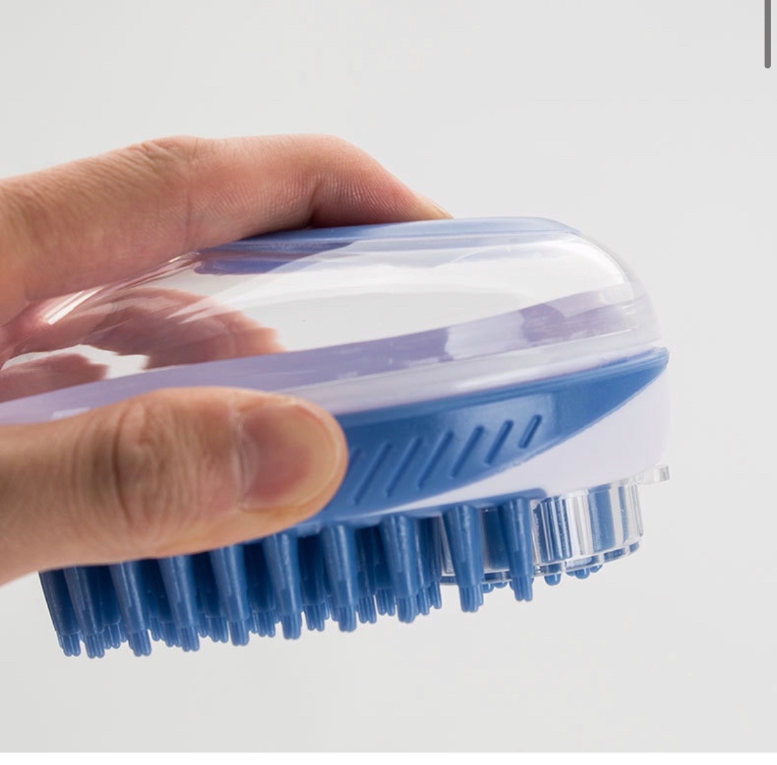 Cepillo de baño con colocación del liquido