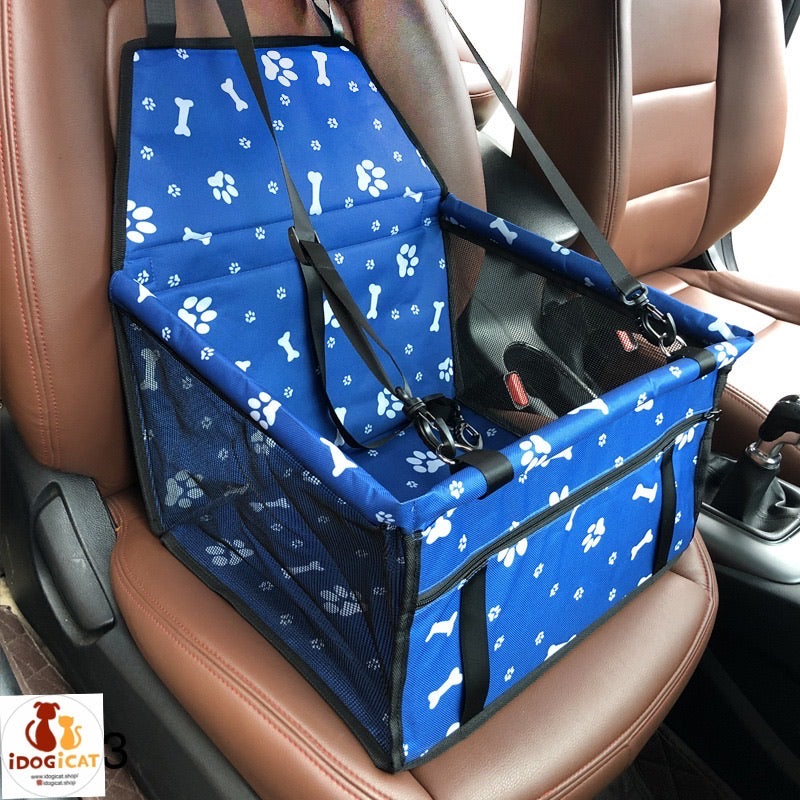 Asiento de carro para mascotas con huellitas