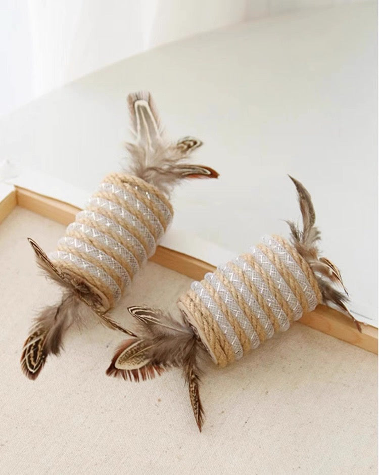 Juguete para gatos de rollito de sisal con plumas 15cm