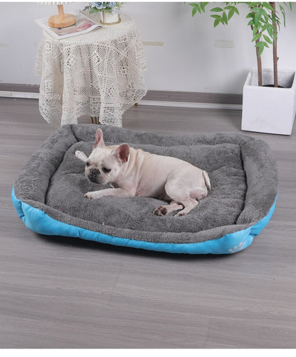 Cama cuadrada gris de huellita