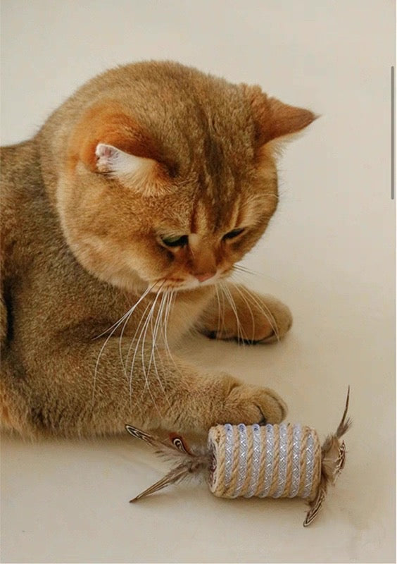 Juguete para gatos de rollito de sisal con plumas 15cm