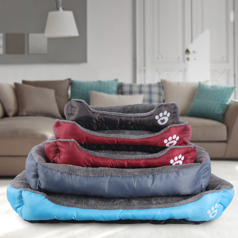 Cama cuadrada gris de huellita