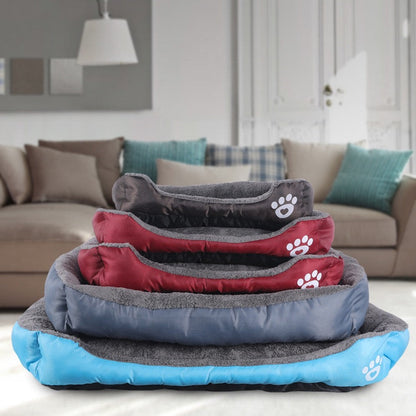 Cama cuadrada gris de huellita